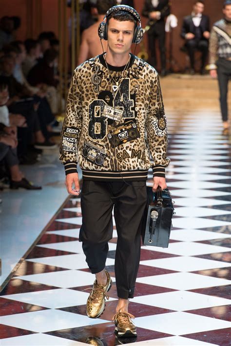 dolce gabbana piumini uomo 2017|Dolce & Gabbana Spring 2017 Menswear Collection .